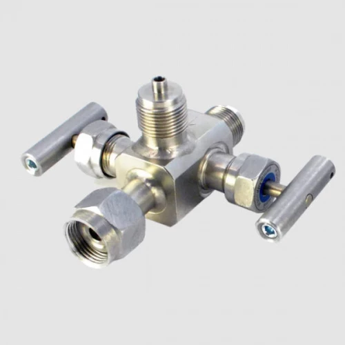 БКН2-28-12Х18Н10Т Блок клапанный 2-х вент. 1/2"NPT(Н)/М20х1,5(В - накид.гайка)/1/2"NPT(Н), Pу40МПа УТ000016072